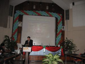 Dr Richard Kirshner at a plenary session (IITA 2007)